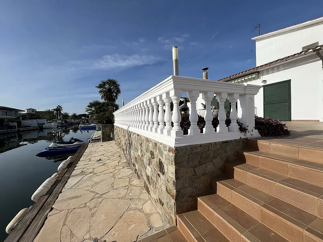 Encantadora Casa Junto al Canal en Empuriabrava