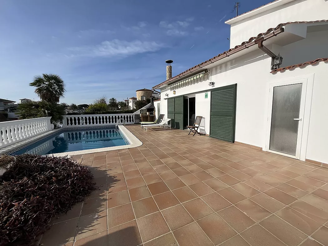 Encantadora Casa Junto al Canal en Empuriabrava