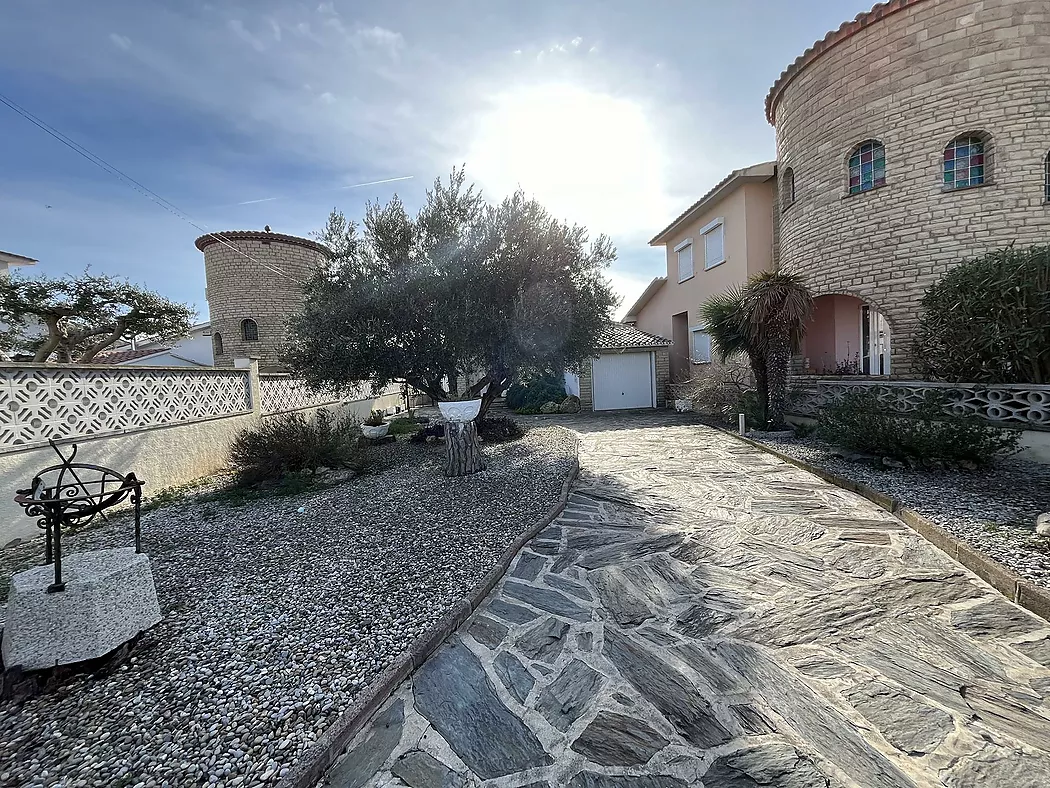 Encantadora Casa Junto al Canal en Empuriabrava