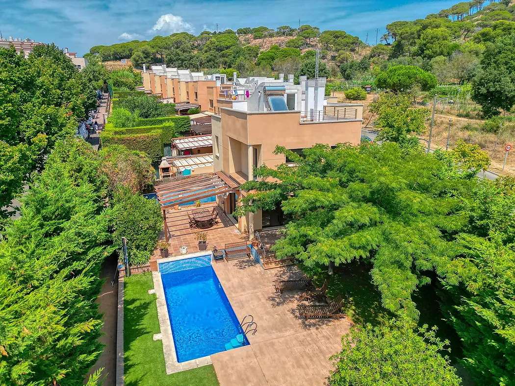 CASA PAREADA AMB JARDI I PISCINA COMUNITARIA