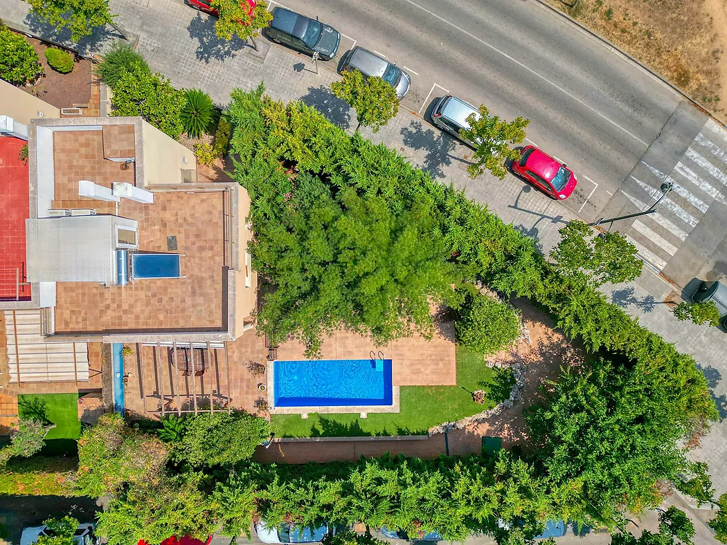 CASA PAREADA AMB JARDI I PISCINA COMUNITARIA