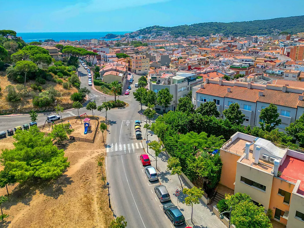 CASA PAREADA AMB JARDI I PISCINA COMUNITARIA