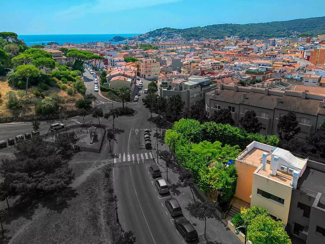 CASA PAREADA AMB JARDI I PISCINA COMUNITARIA