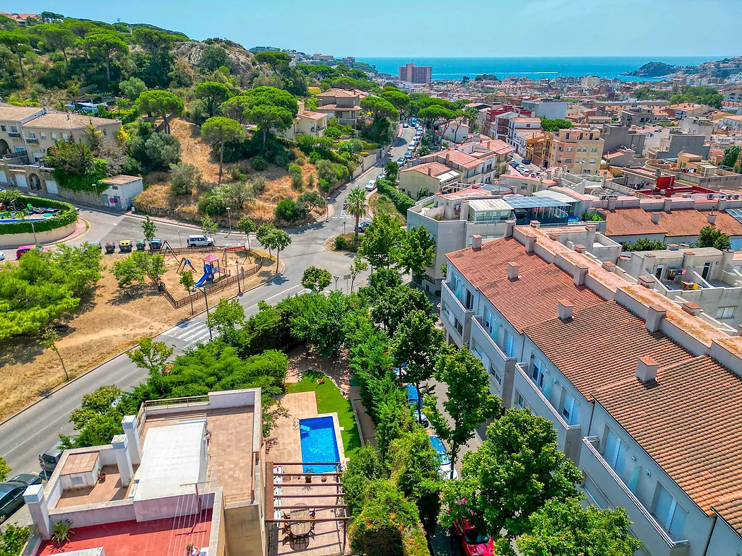 CASA PAREADA AMB JARDI I PISCINA COMUNITARIA