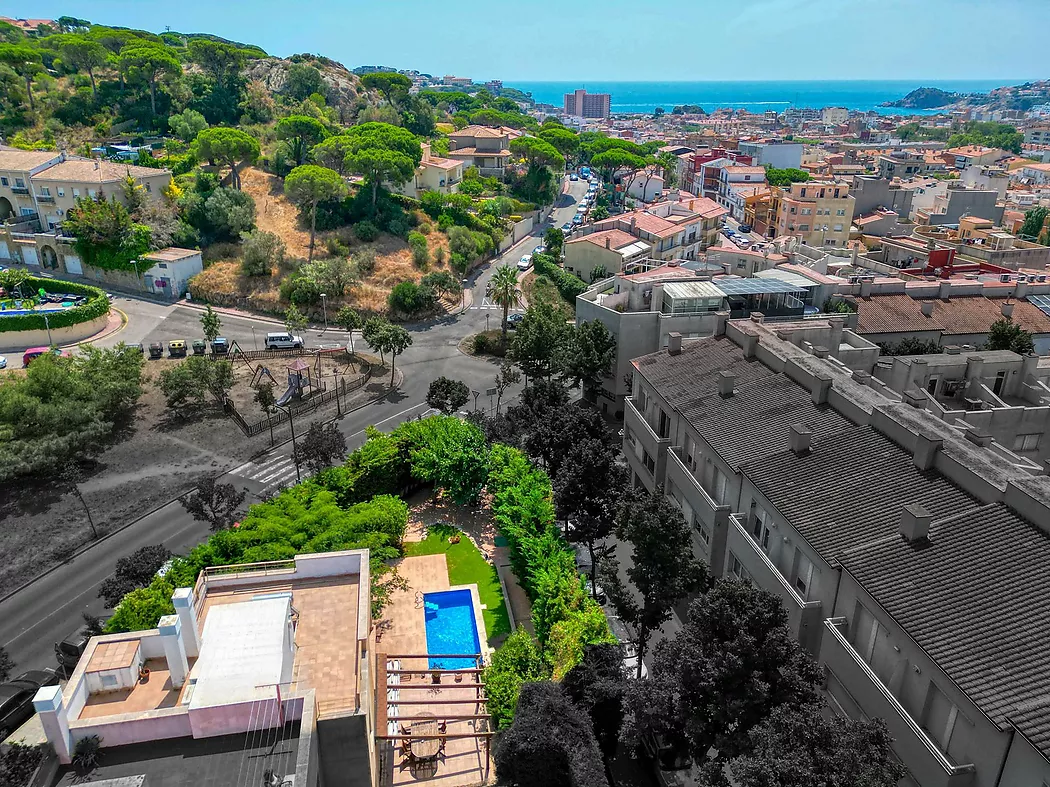 CASA PAREADA AMB JARDI I PISCINA COMUNITARIA