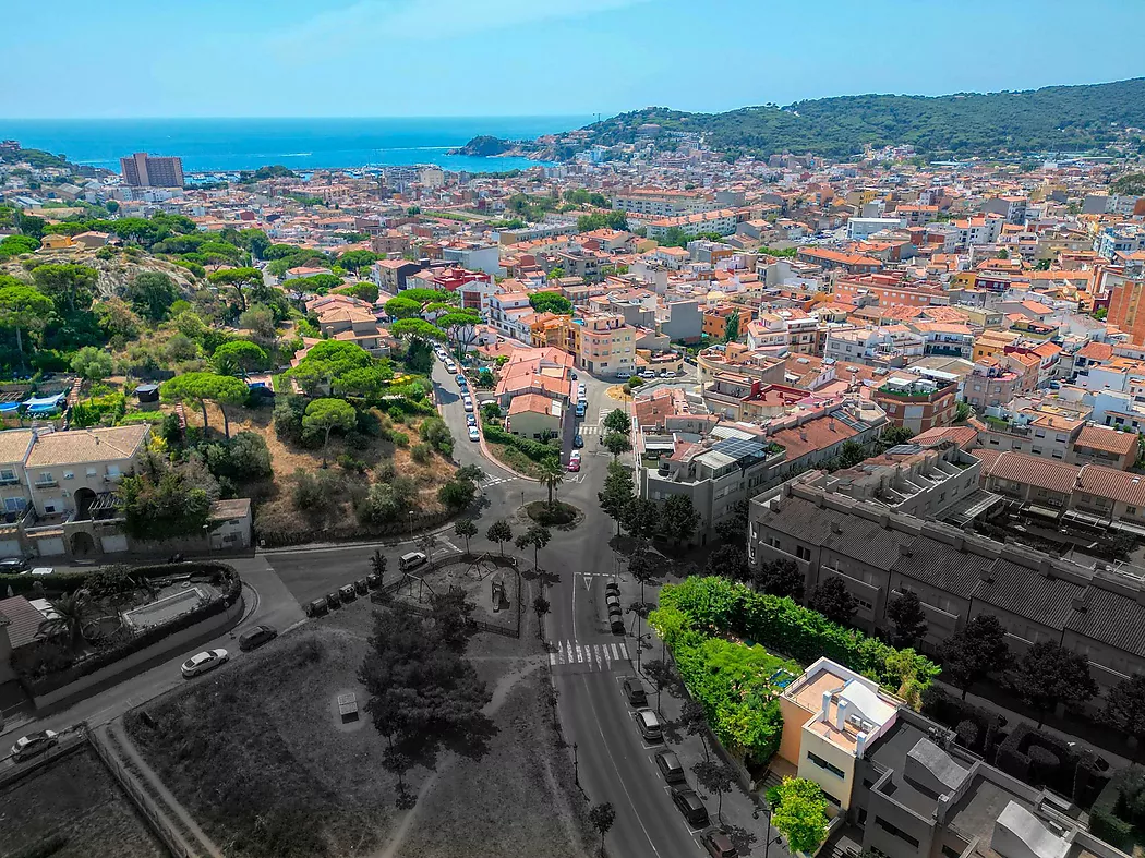 CASA PAREADA AMB JARDI I PISCINA COMUNITARIA