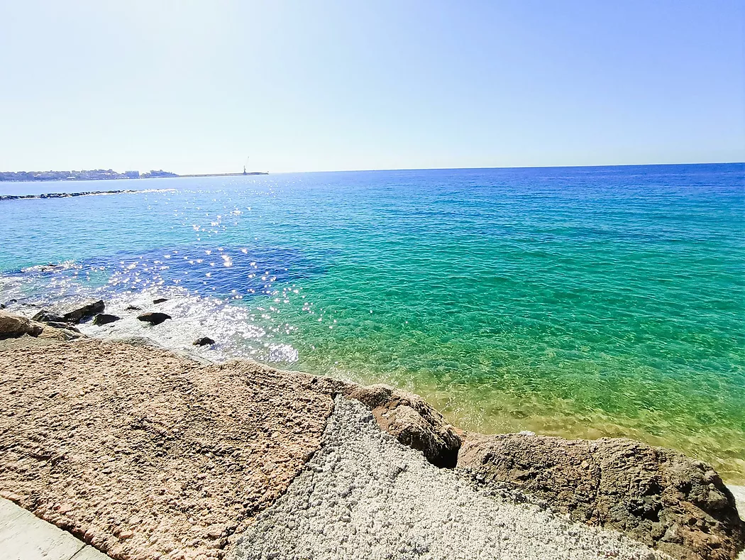 Ce magnifique appartement est situé sur la deuxième ligne de mer. EXCLUSIVITÉ APIALIA