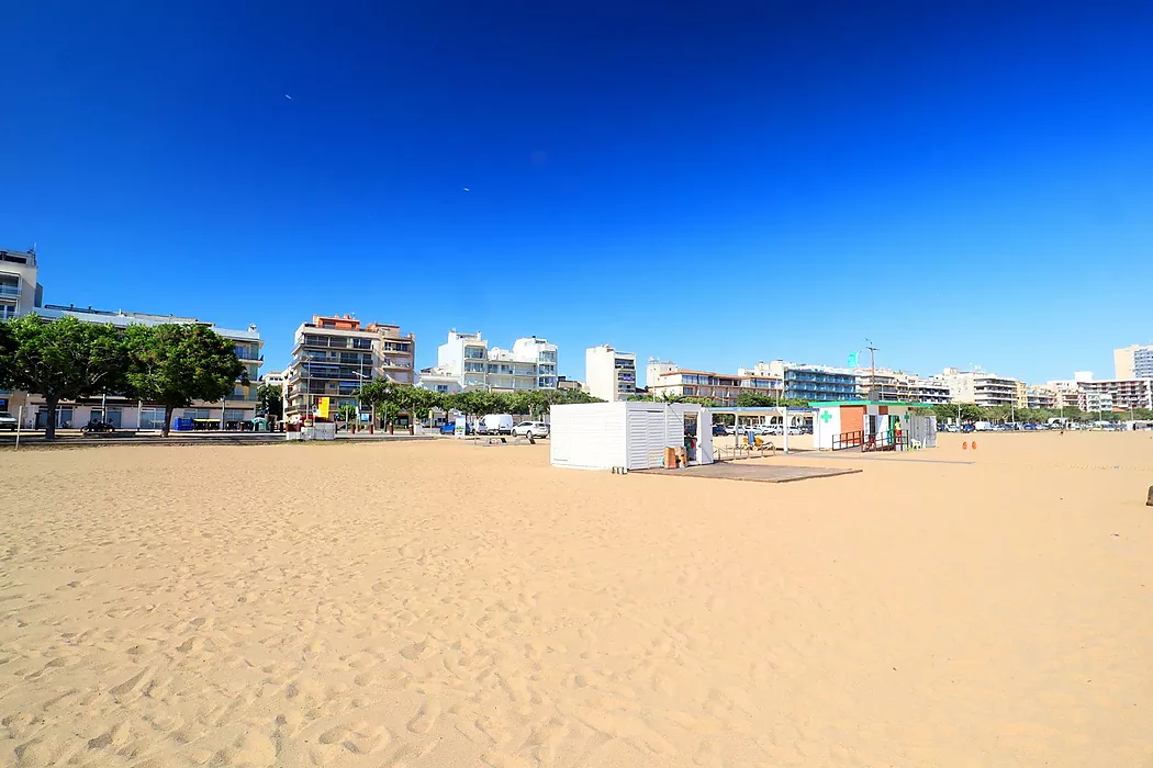 Exclusive apartment on the second line of the sea.