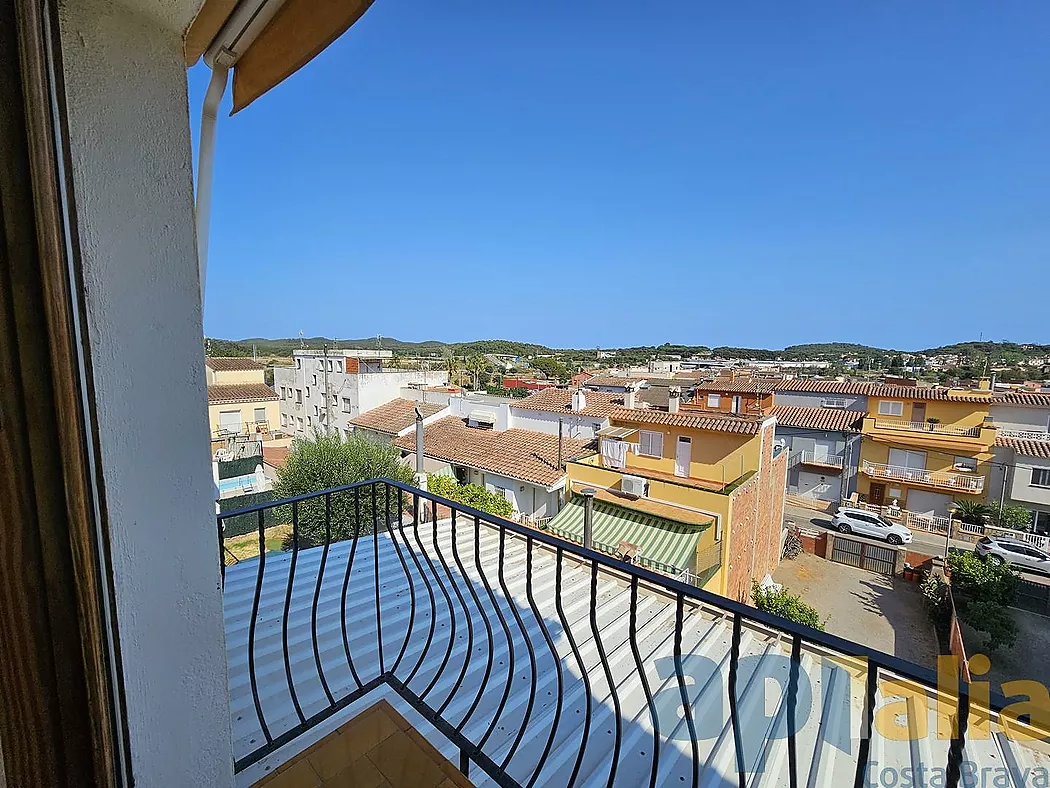 MAISON JUMELÉE À VENDRE DANS UN QUARTIER CALME DE PALAMÓS