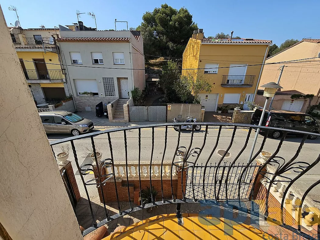 MAISON JUMELÉE À VENDRE DANS UN QUARTIER CALME DE PALAMÓS