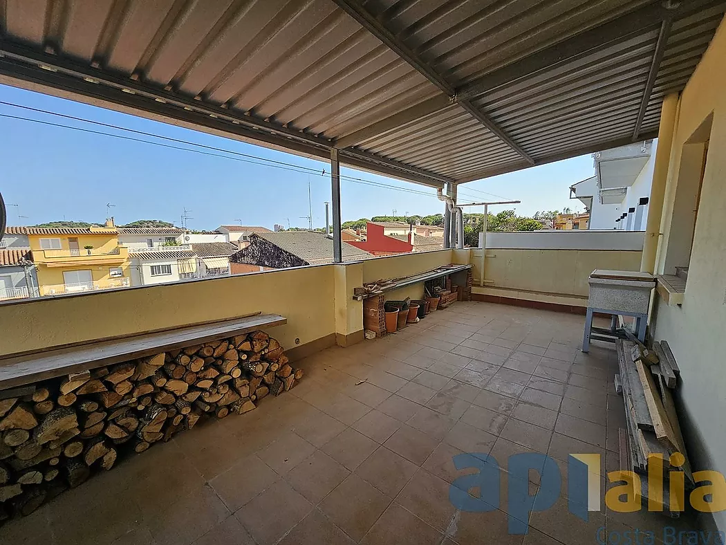 MAISON JUMELÉE À VENDRE DANS UN QUARTIER CALME DE PALAMÓS