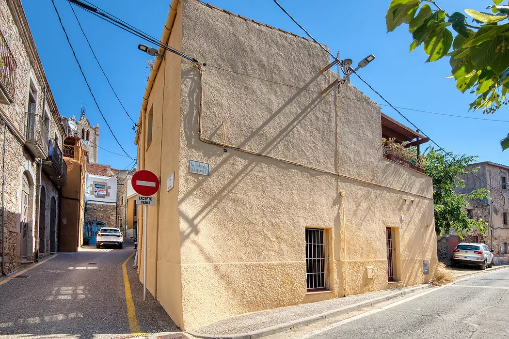 Refurbished townhouse in the center of Calonge.