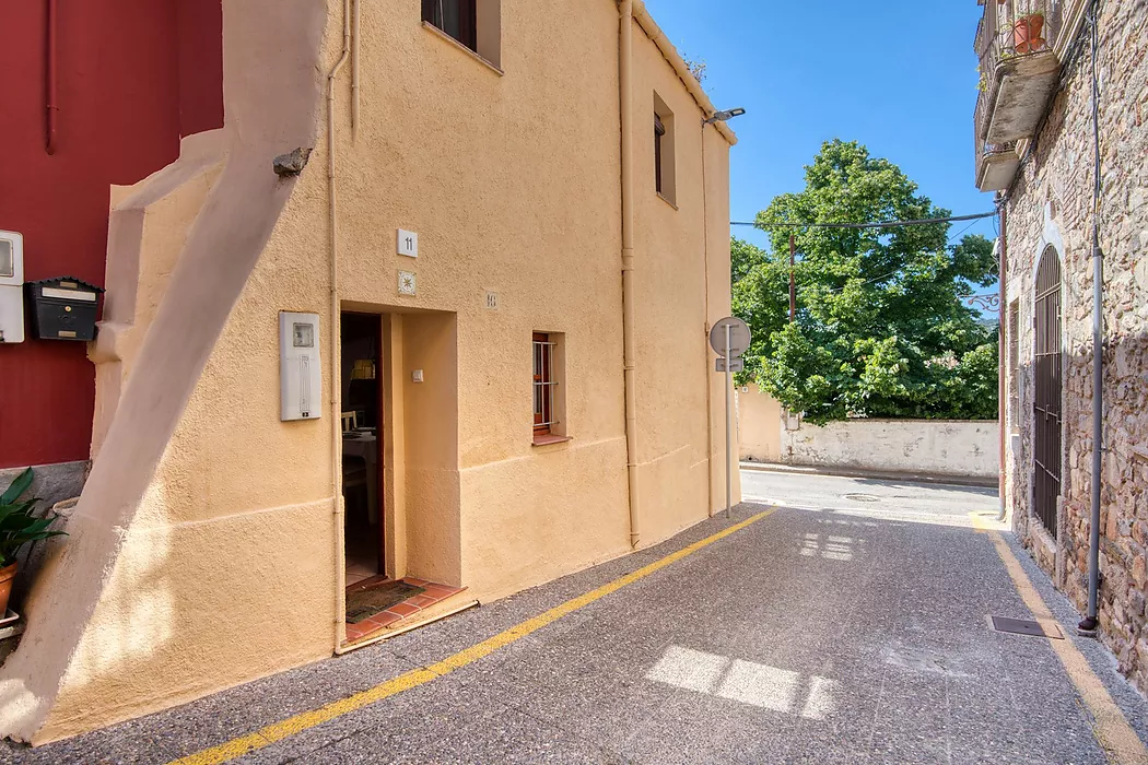 Refurbished townhouse in the center of Calonge.