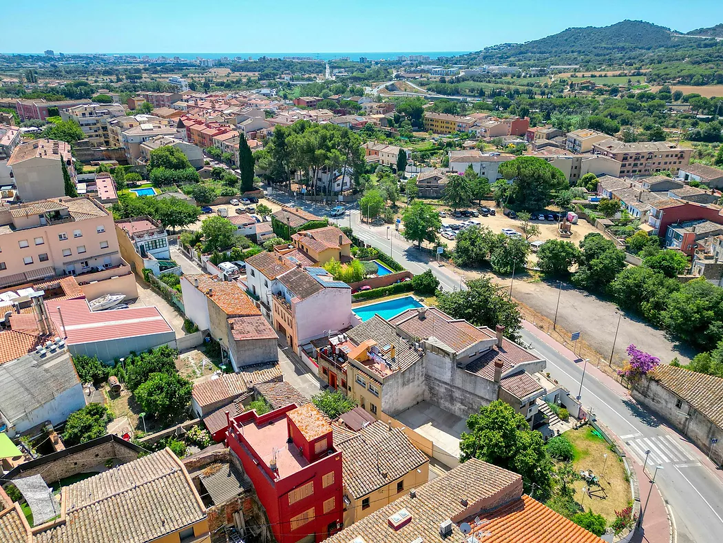 Refurbished townhouse in the center of Calonge.