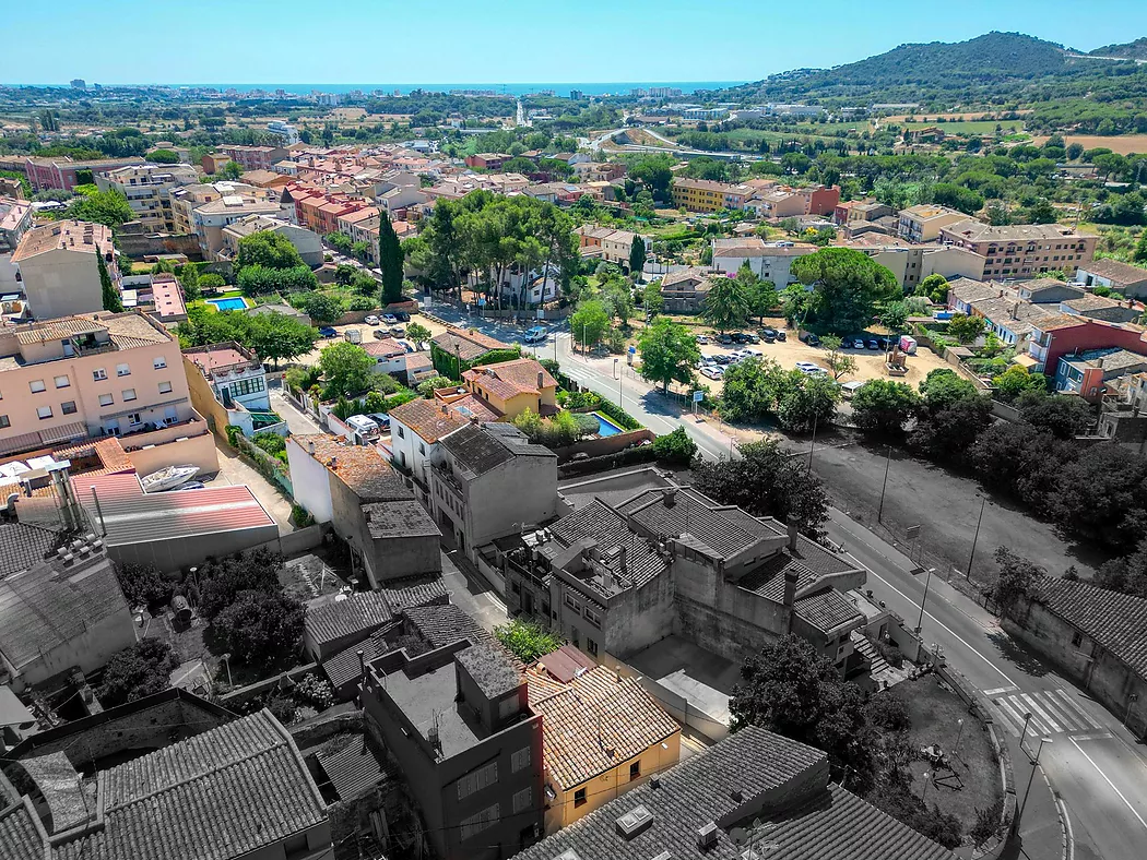 Casa de poble reformada al centre de Calonge.