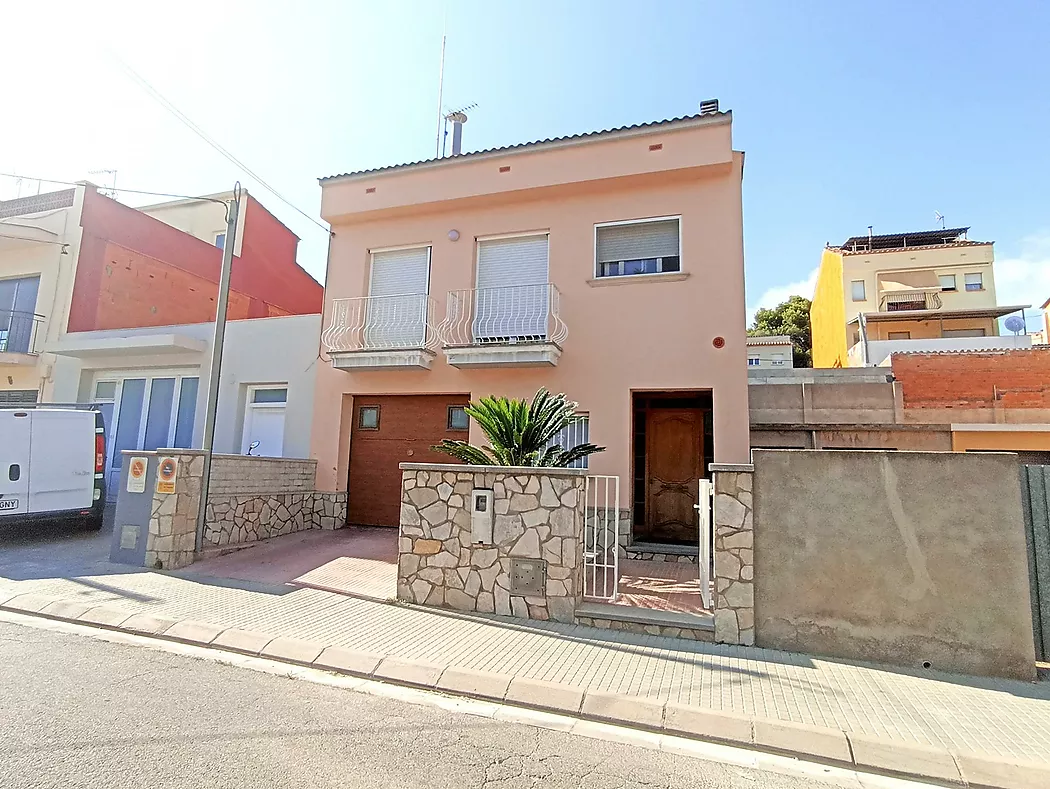 Casa adosada, de cuatro habitaciones y tres baños. APAILA COSTA BRAVA