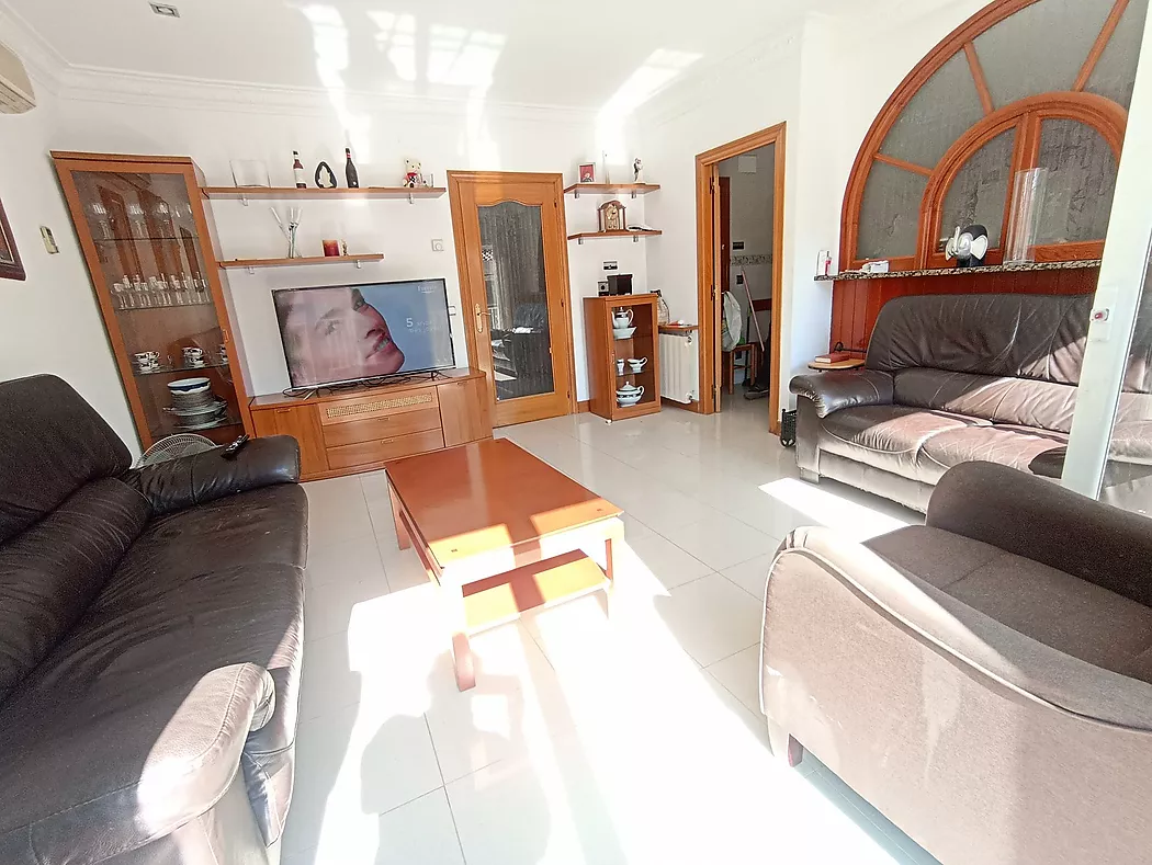 Semi-detached house, with four bedrooms and three bathrooms. APAILA COSTA BRAVA