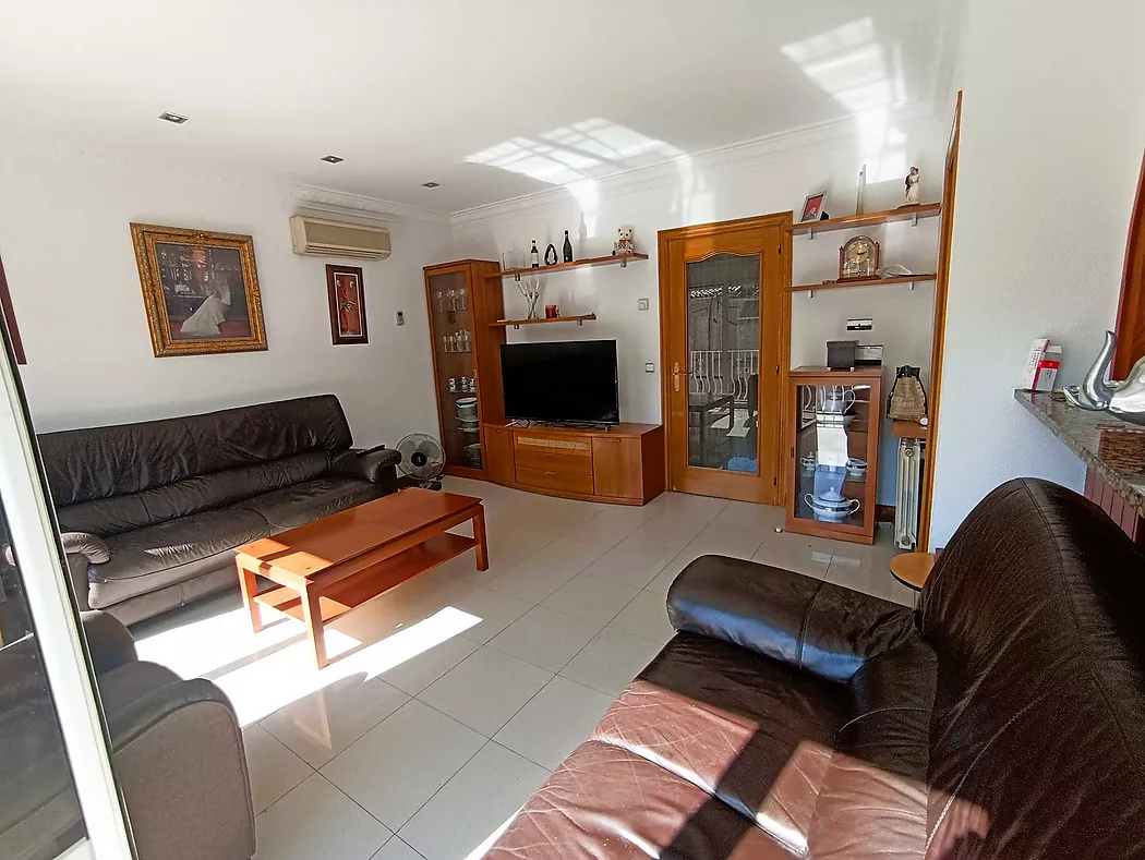 Semi-detached house, with four bedrooms and three bathrooms. APAILA COSTA BRAVA