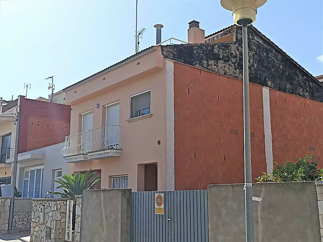 Casa adosada, de cuatro habitaciones y tres baños. APAILA COSTA BRAVA