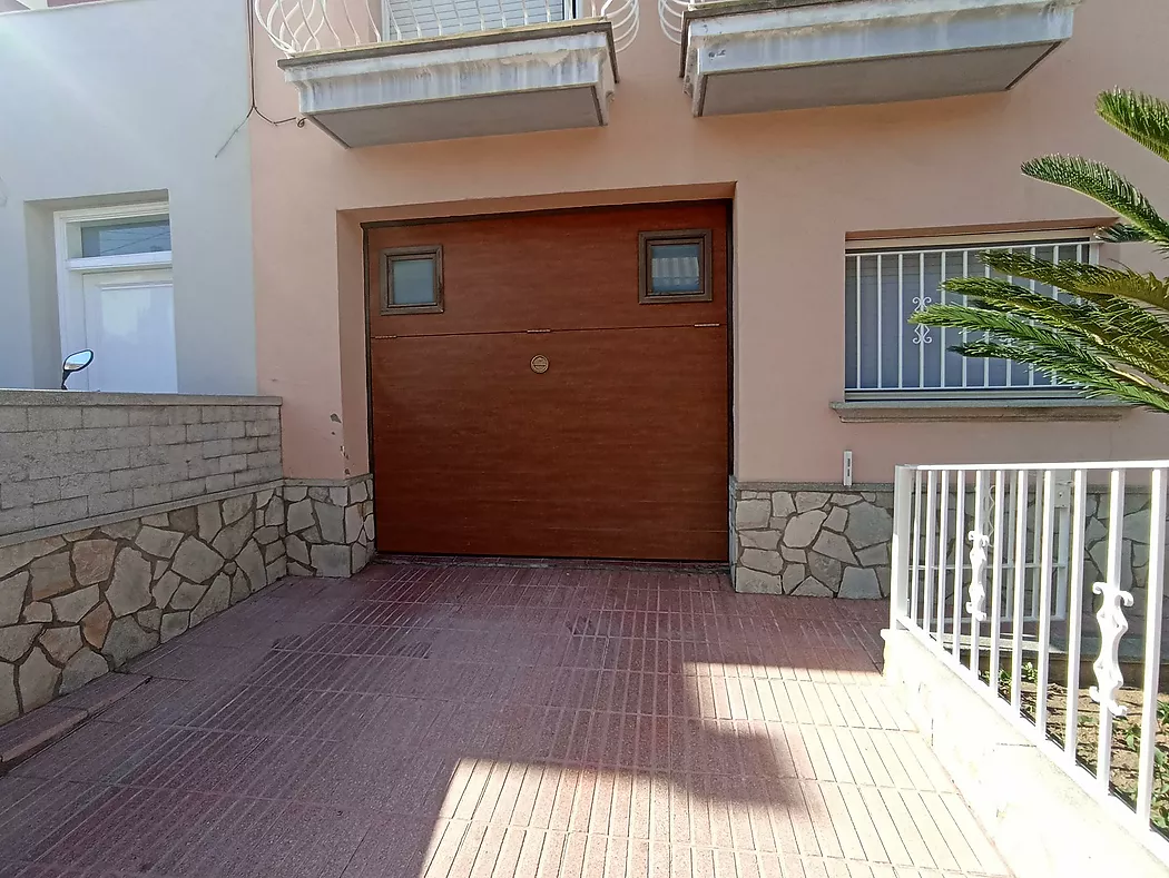 Casa adosada, de cuatro habitaciones y tres baños. APAILA COSTA BRAVA