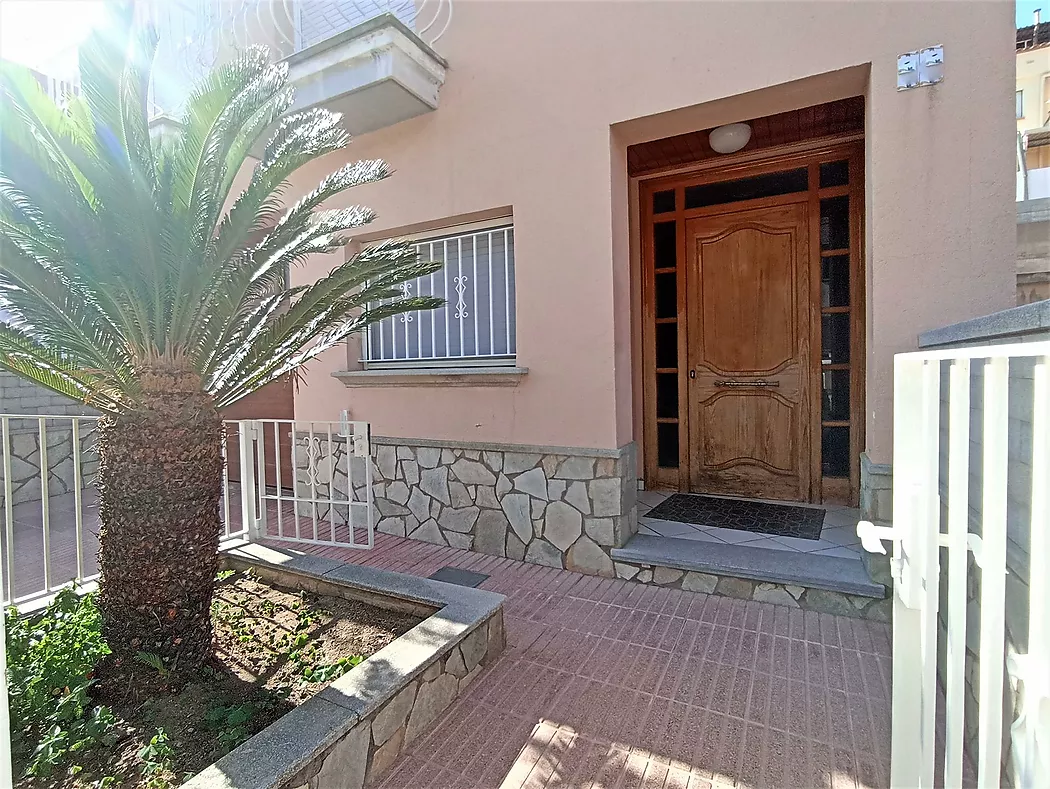 Casa adosada, de cuatro habitaciones y tres baños. APAILA COSTA BRAVA