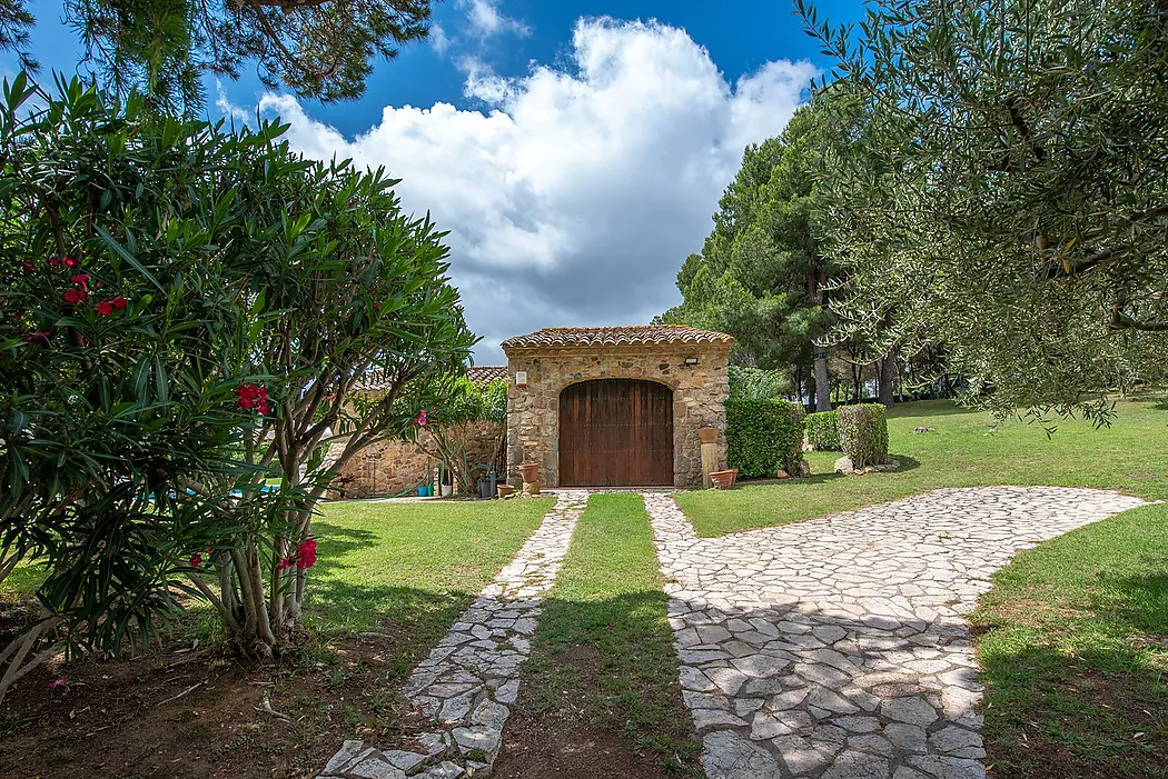 Preciosa masia amb 4 dormitoris i 4 banys en venda a una de les millors urbanitzacions de Calonge, a només 10 minuts de les platges de Sant Antoni ia 