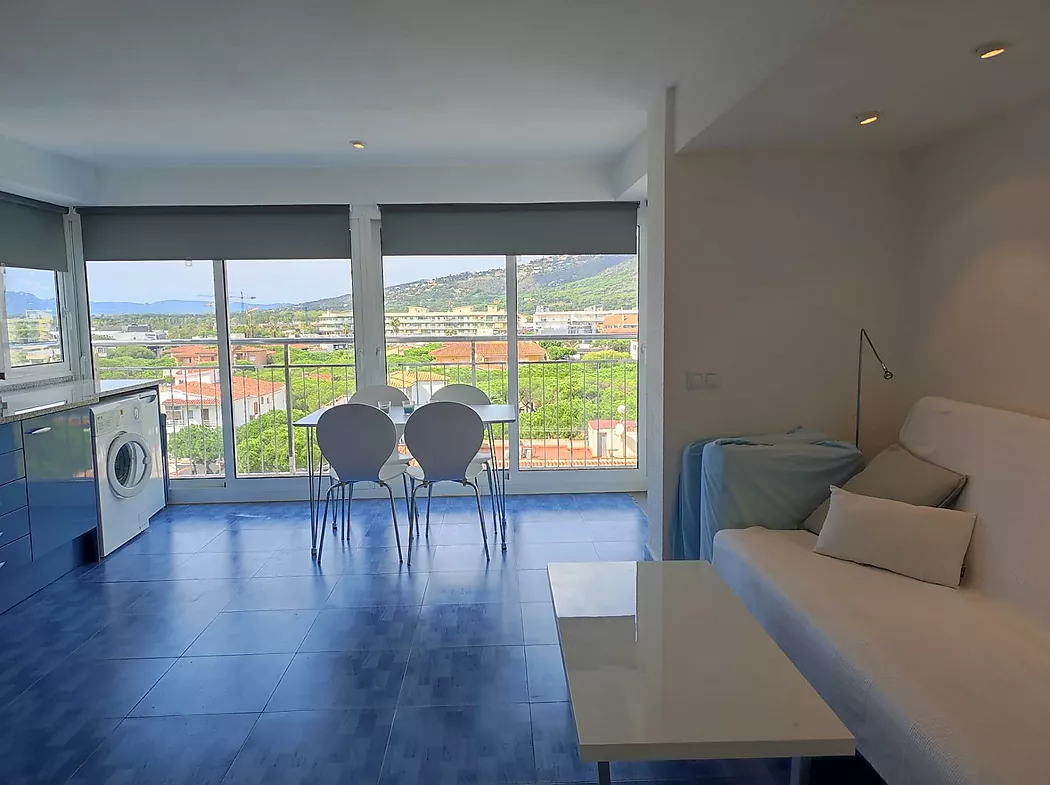 Preciós apartament a primera línea de mar amb vistes a muntanya