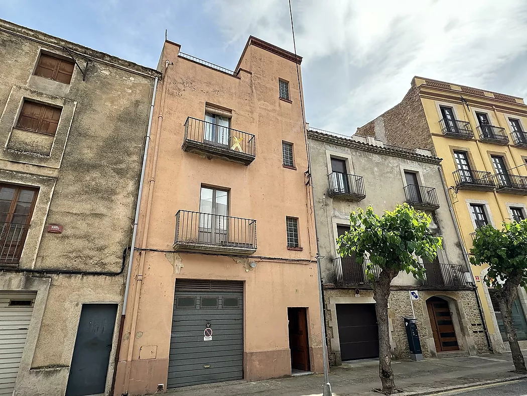 Edificio Rústico en Venta: Local, dos viviendas y dos terrazas en el casco antiguo de La Bisbal d'Empordà