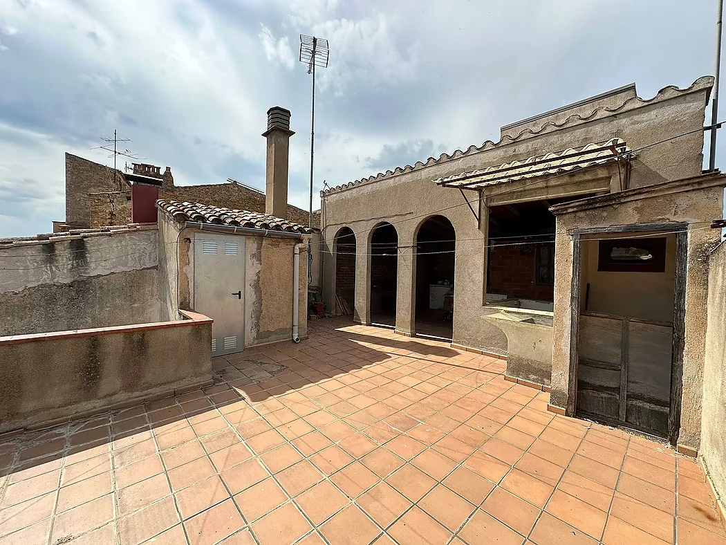 Edificio Rústico en Venta: Local, dos viviendas y dos terrazas en el casco antiguo de La Bisbal d'Empordà