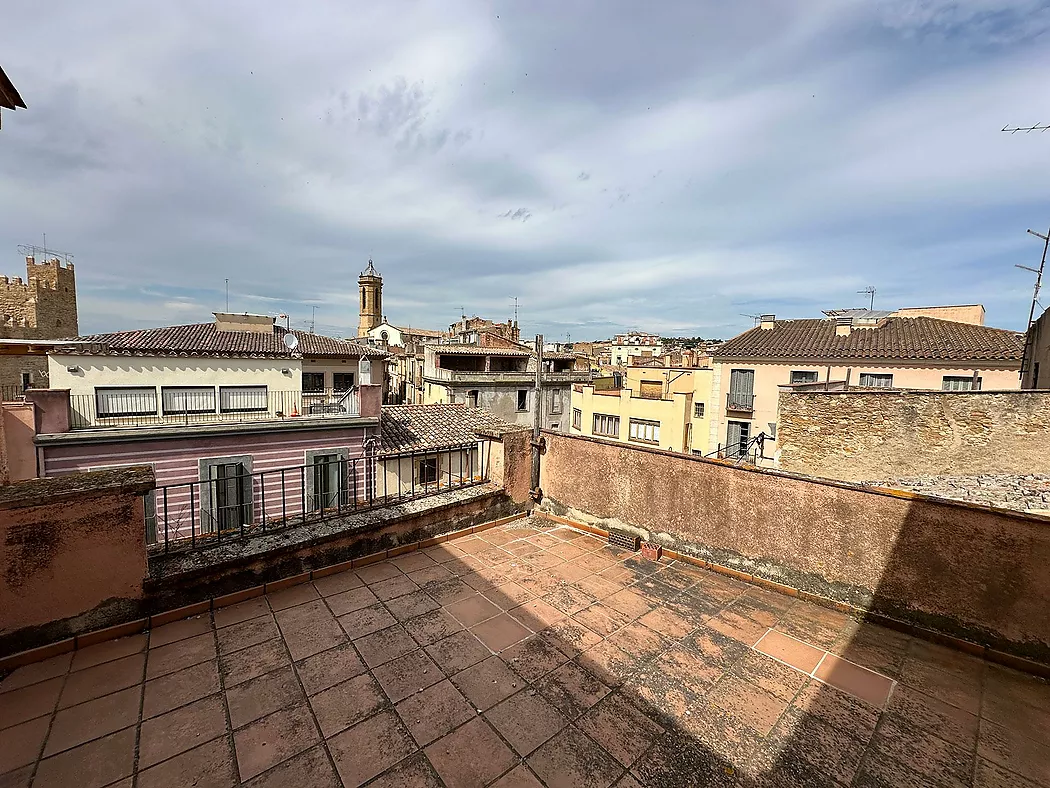 Edificio Rústico en Venta: Local, dos viviendas y dos terrazas en el casco antiguo de La Bisbal d'Empordà