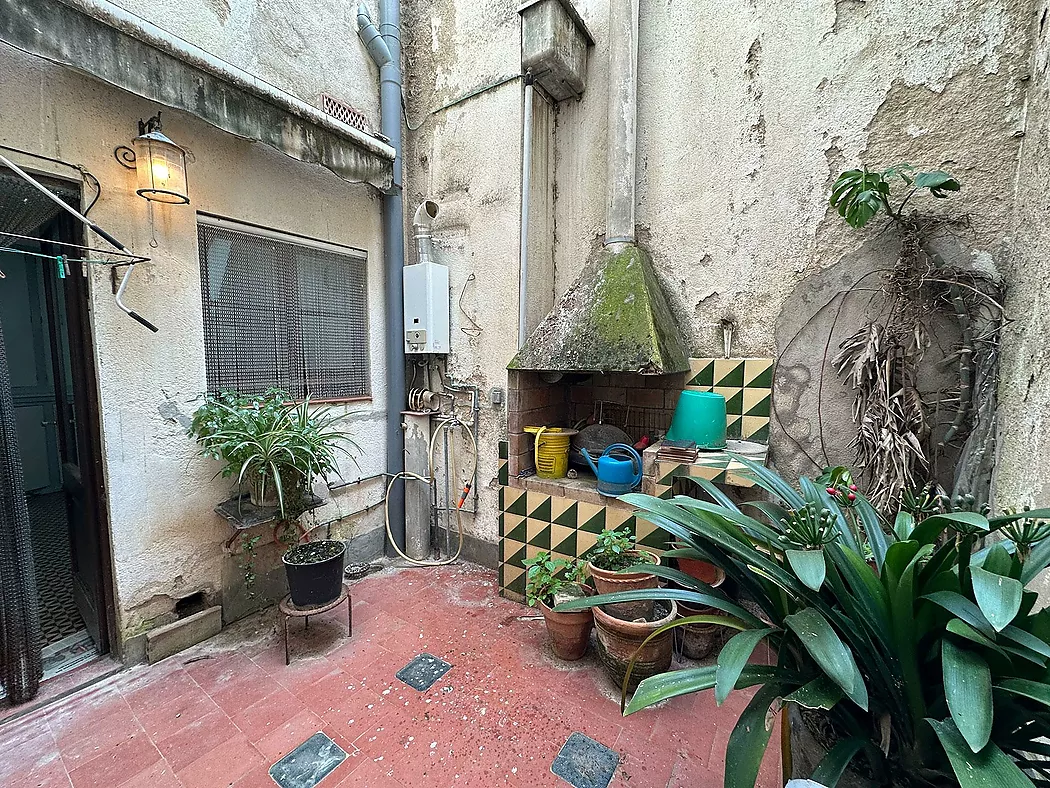 Edifici rústic en venda: Local, dos habitatges i dues terrasses al casc antic de La Bisbal d'Empordà