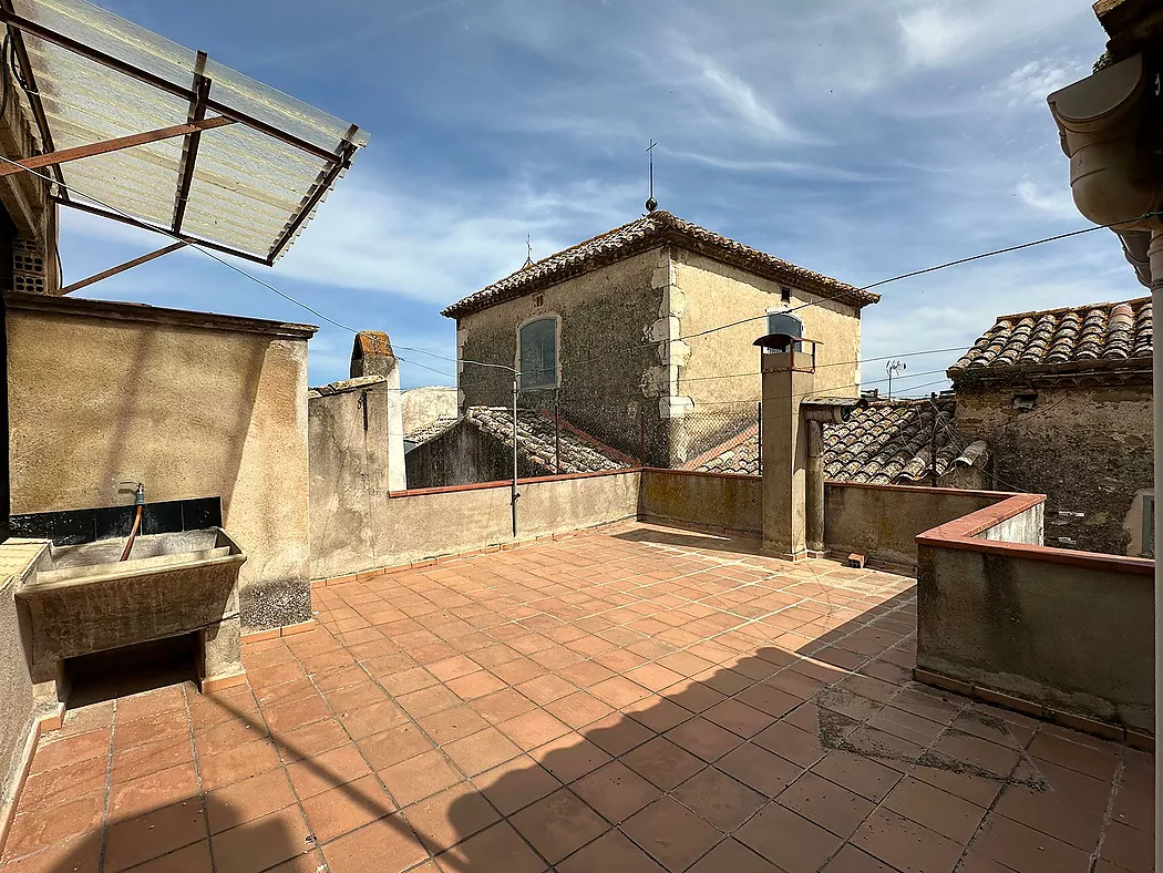 Edifici rústic en venda: Local, dos habitatges i dues terrasses al casc antic de La Bisbal d'Empordà