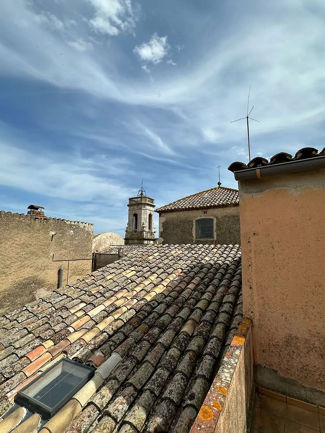 Edifici rústic en venda: Local, dos habitatges i dues terrasses al casc antic de La Bisbal d'Empordà