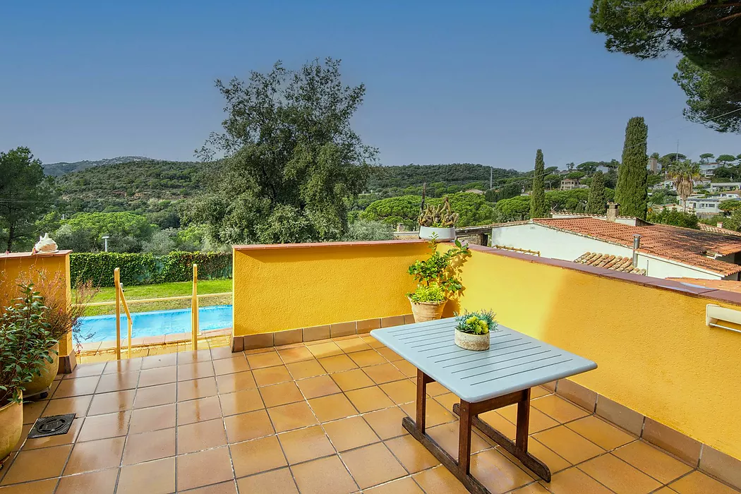 Casa adossada cantonera amb piscina