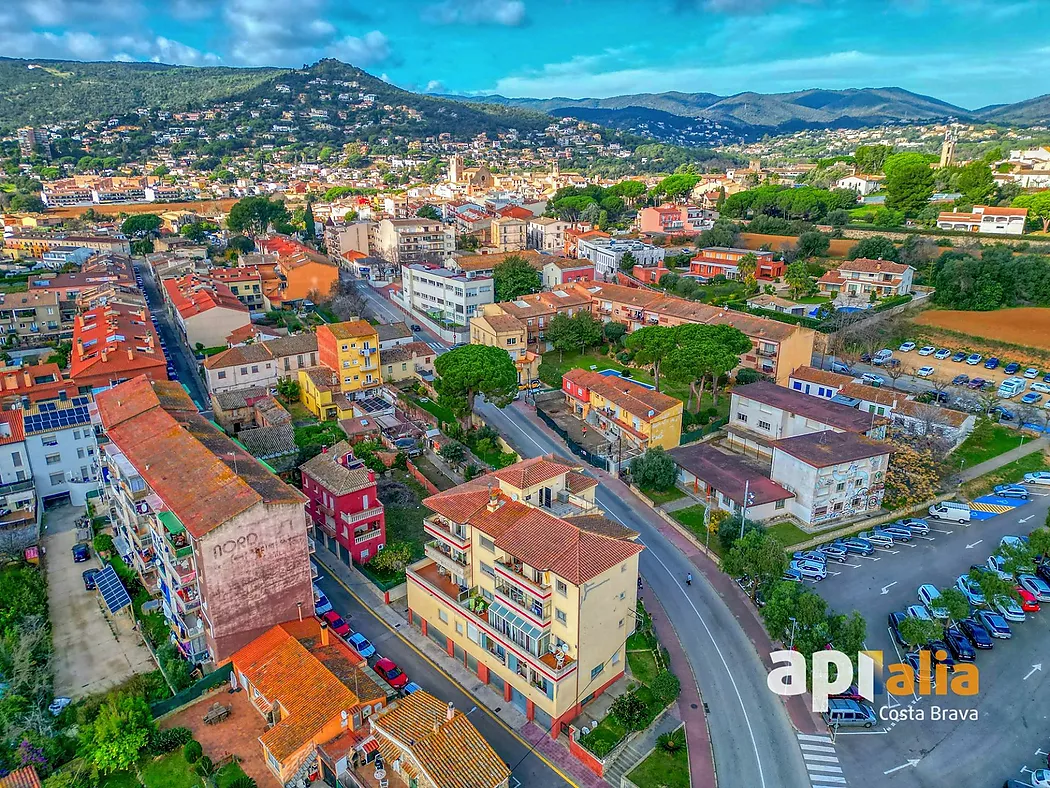 Piso muy amplio con terraza grande en centro de Calonge y a pocos minutos de la playa