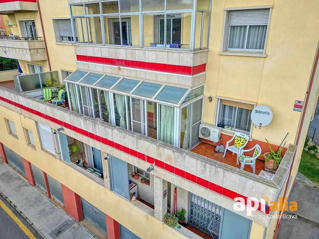 Piso muy amplio con terraza grande en centro de Calonge y a pocos minutos de la playa