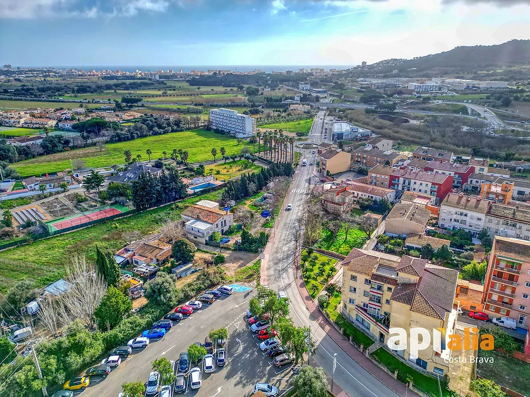 Piso muy amplio con terraza grande en centro de Calonge y a pocos minutos de la playa