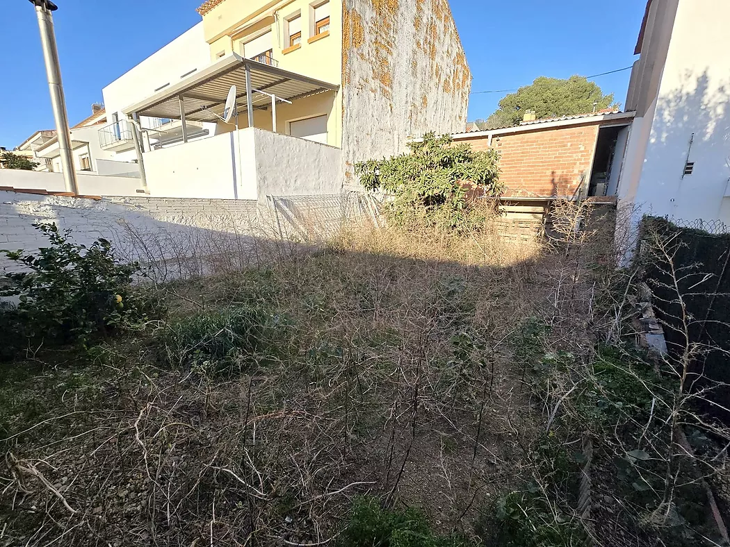 Terreny per a construir casa unifamiliar o 2 pisos.