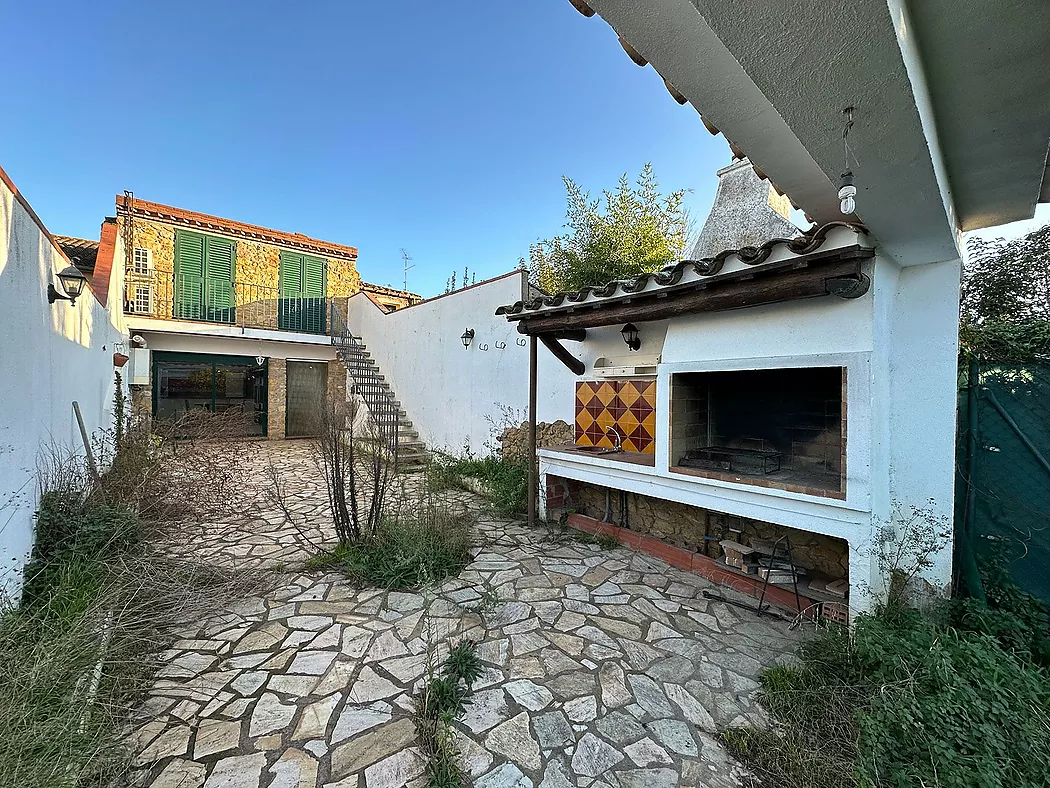 House with large garden for sale in La Bisbal d'Empordà