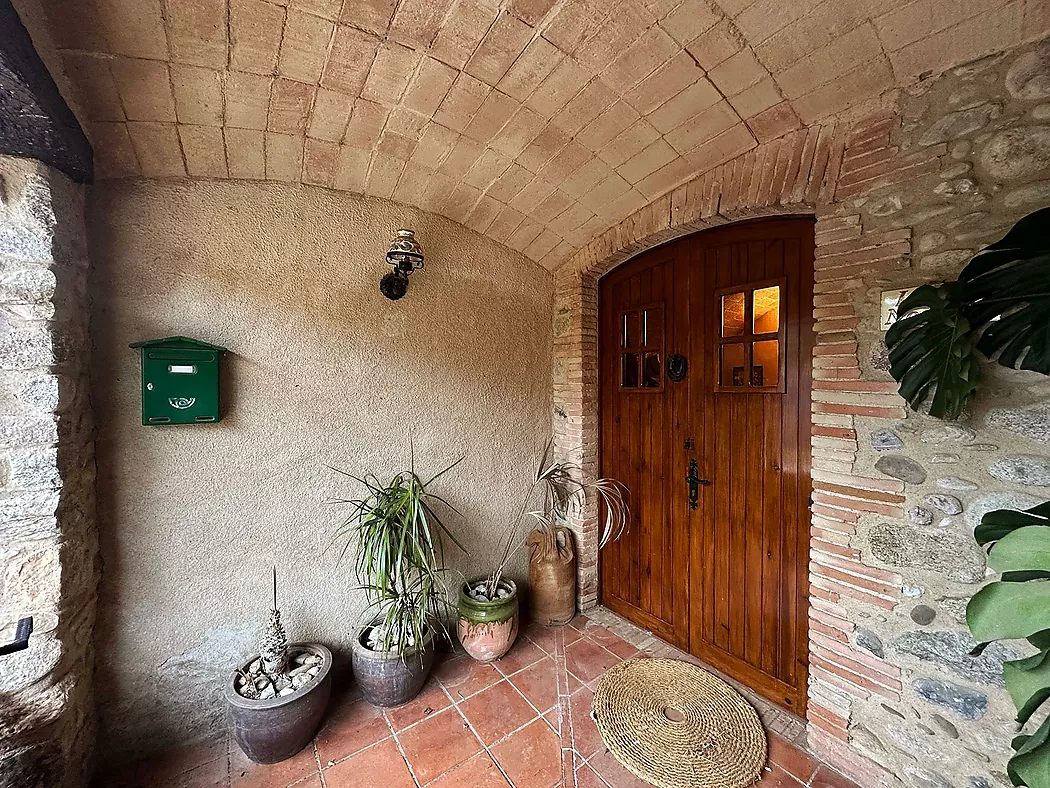 En venta casa con jardín y terraza en Boadella - Alt Empordà