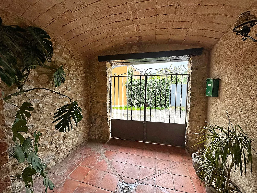 En venta casa con jardín y terraza en Boadella - Alt Empordà