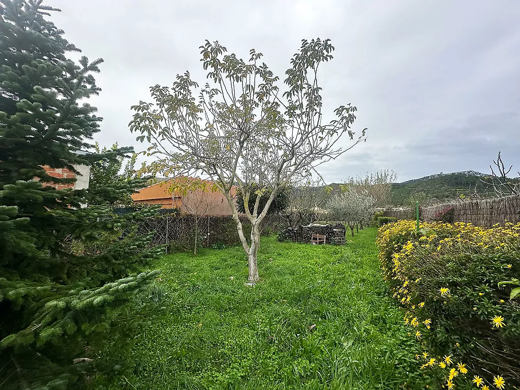 En venta casa con jardín y terraza en Boadella - Alt Empordà