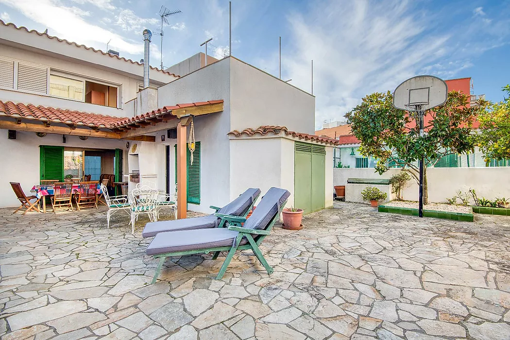 Encantadora Casa con Piscina y Terraza en zona Avda. Catalunya.-Sant Feliu de Guíxols