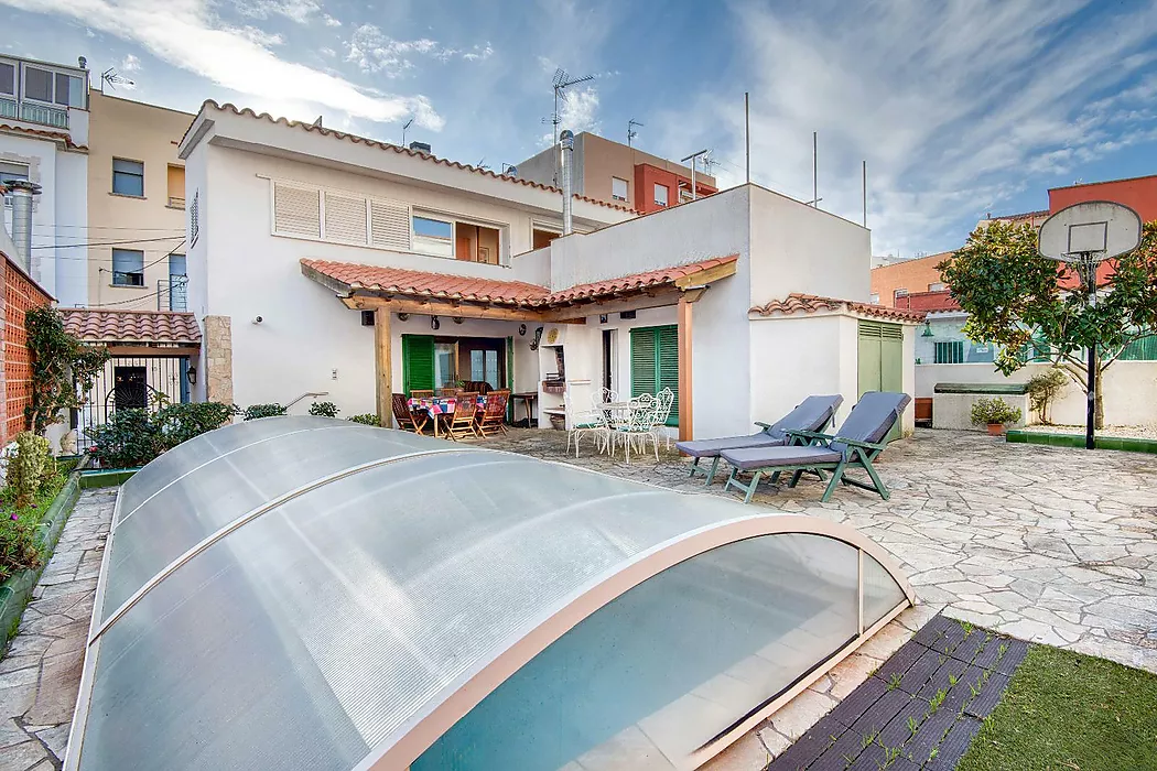 Encantadora Casa con Piscina y Terraza en zona Avda. Catalunya.-Sant Feliu de Guíxols