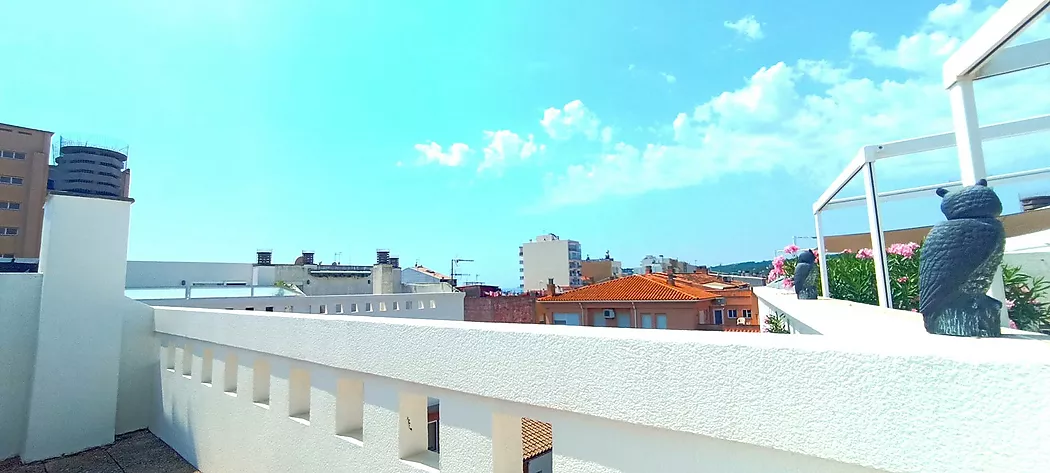 Ático con terraza privada, en segunda línea de mar.