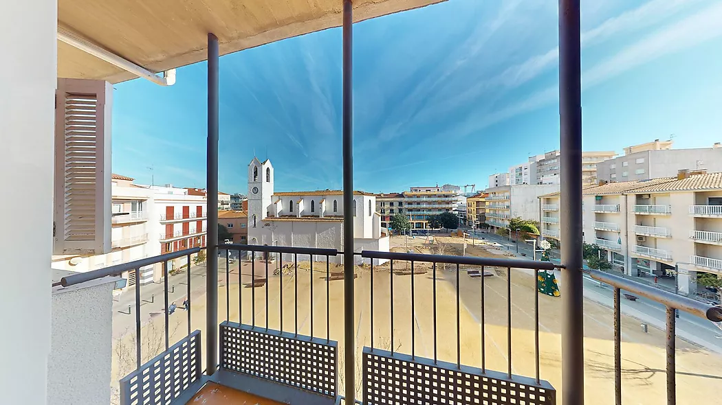 Ático con terraza privada, en segunda línea de mar.