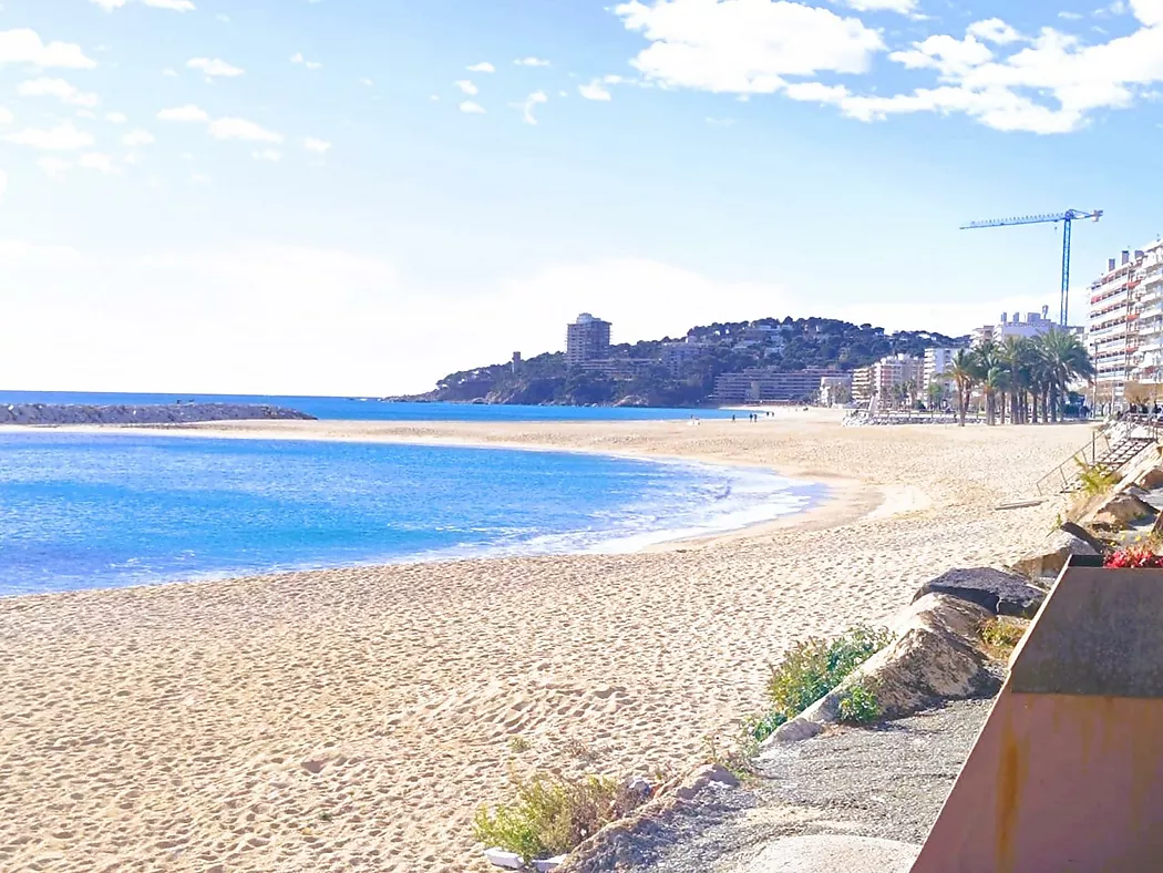 Ático con terraza privada, en segunda línea de mar.