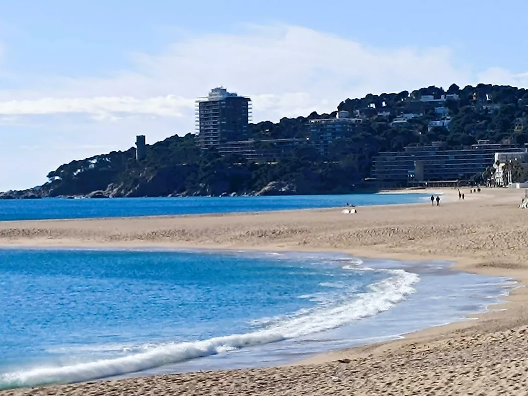 Ático con terraza privada, en segunda línea de mar.