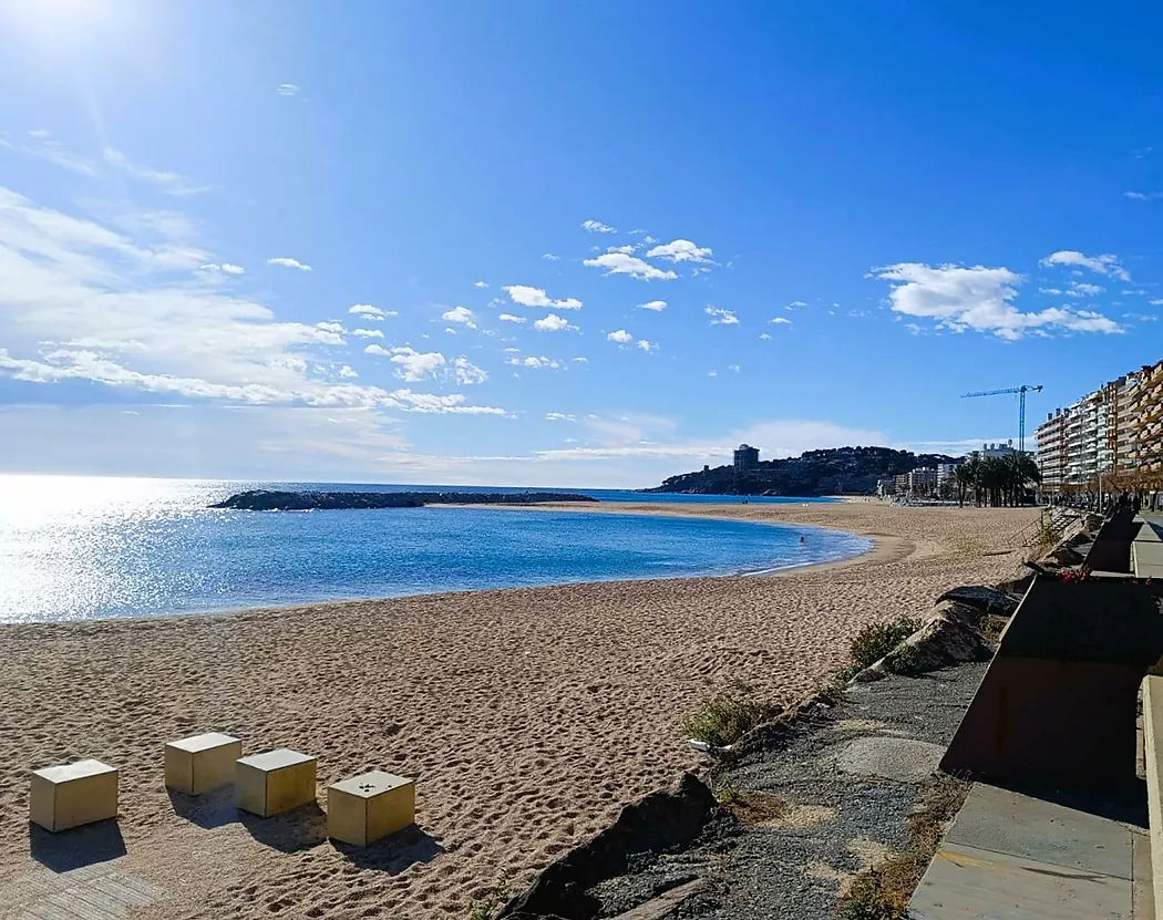 Ático con terraza privada, en segunda línea de mar.