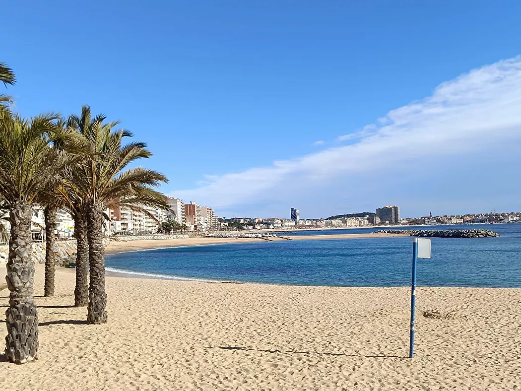 Ático con terraza privada, en segunda línea de mar.